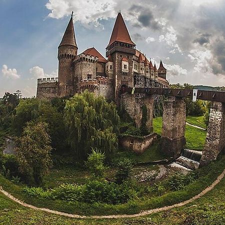 Affordable Apartment Close To The Castle Hunedoara Exterior photo